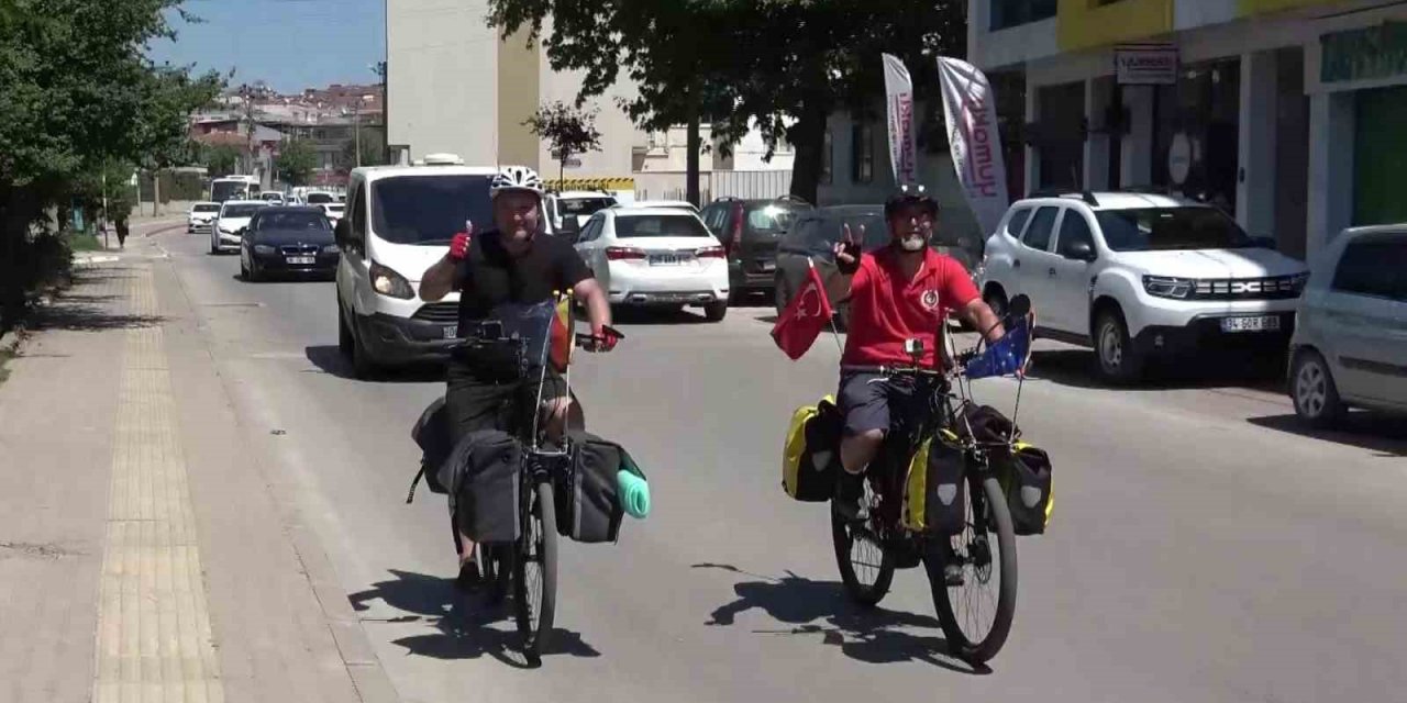 Belçika’dan baba ocağına bisikletle geldiler