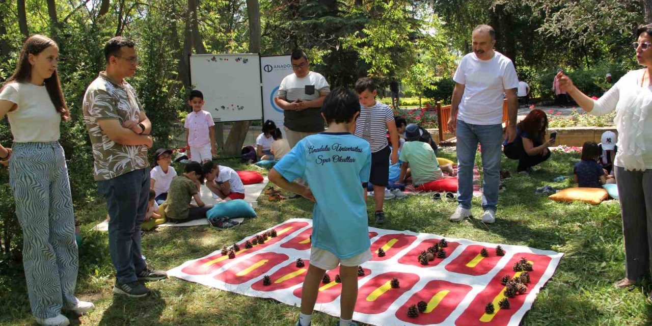 Asırlık oyunları öğreniyorlar