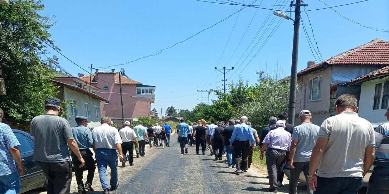 Vatandaşlar cenazelerini eriyen ziftler sebebi ile mezarlığa güçlükle götürdü