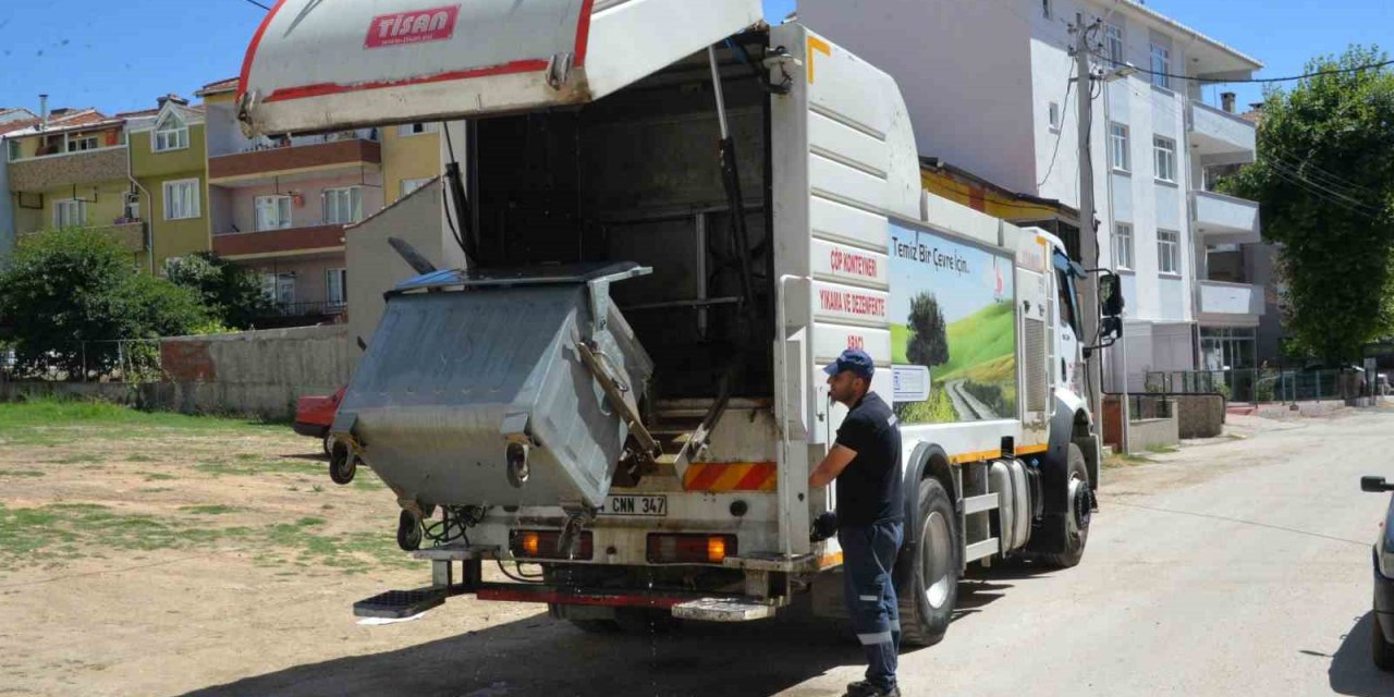 Bozüyük’te çöp konteynerleri  önce yıkanıyor sonra ilaçlanıyor