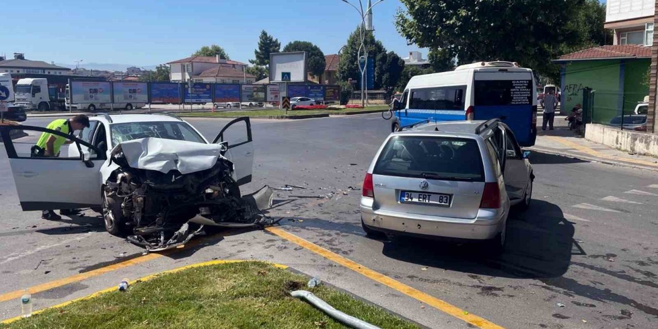 Sakarya’da kavşakta iki otomobil çarpıştı: 3 yaralı