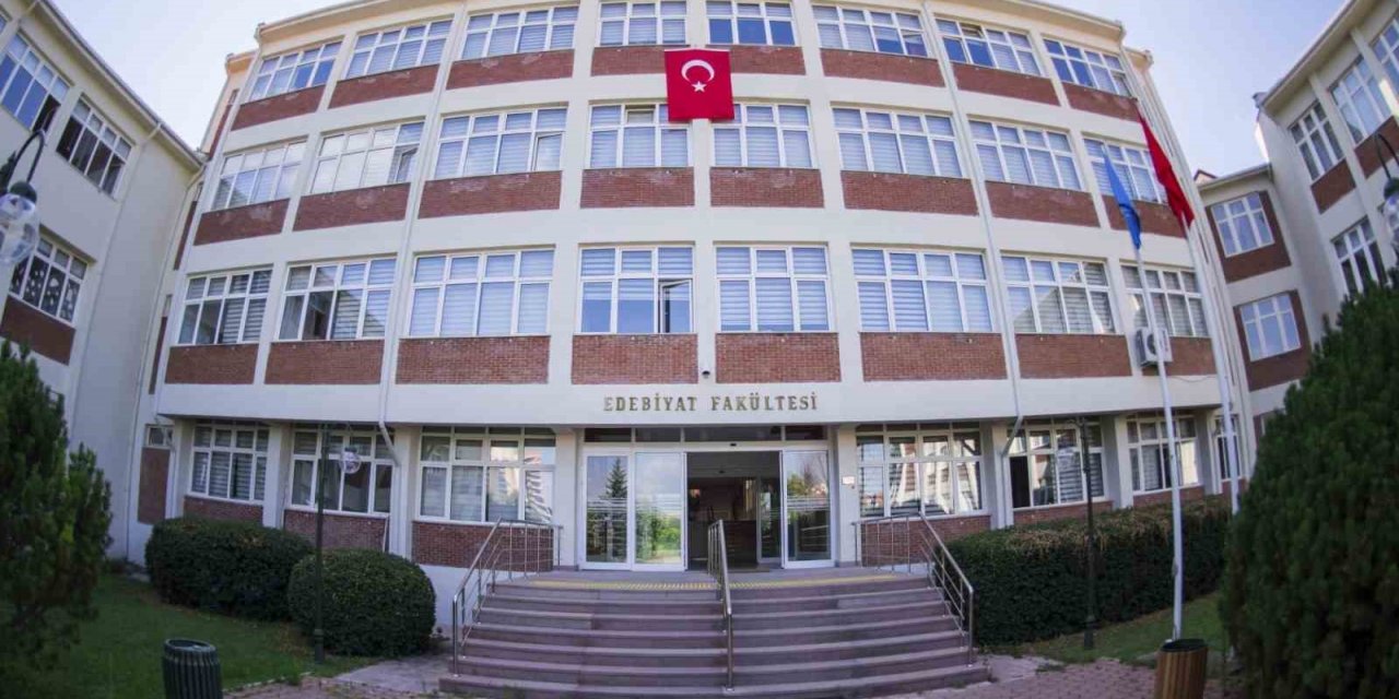 Anadolu Üniversitesi Edebiyat Fakültesi düşünce dünyasını zenginleştiren mezunlar yetiştiriyor