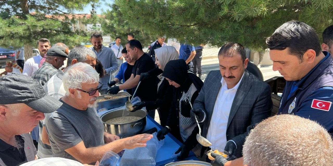 Çiçekdağı Belediyesi Vatandaşa ’aşure’ Dagıttı