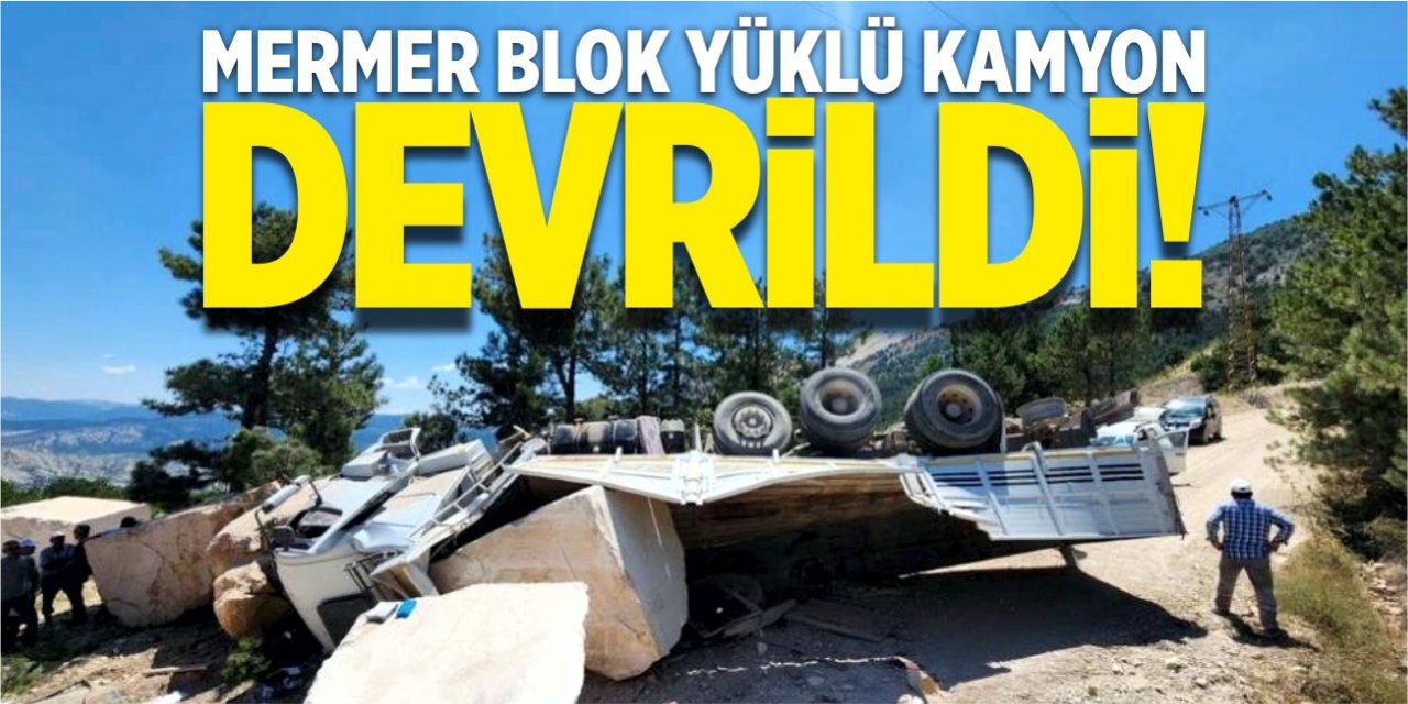 Mermer blok yüklü kamyon devrildi