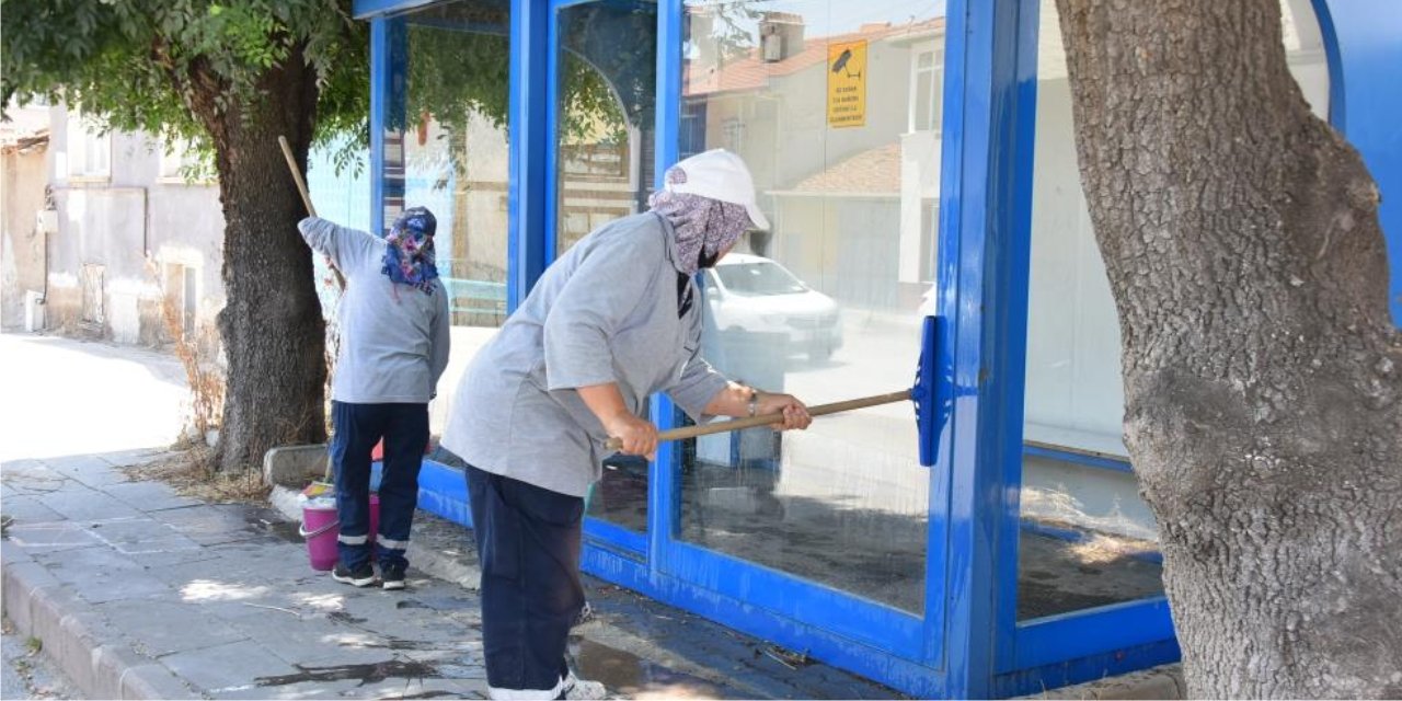 Duraklarda temizlik çalışmaları devam ediyor