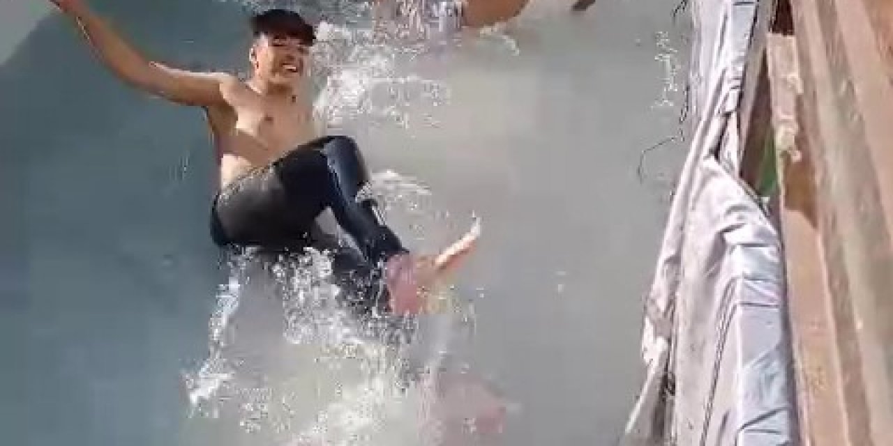 Çocuklar Kamyoneti Havuza Çevirdi