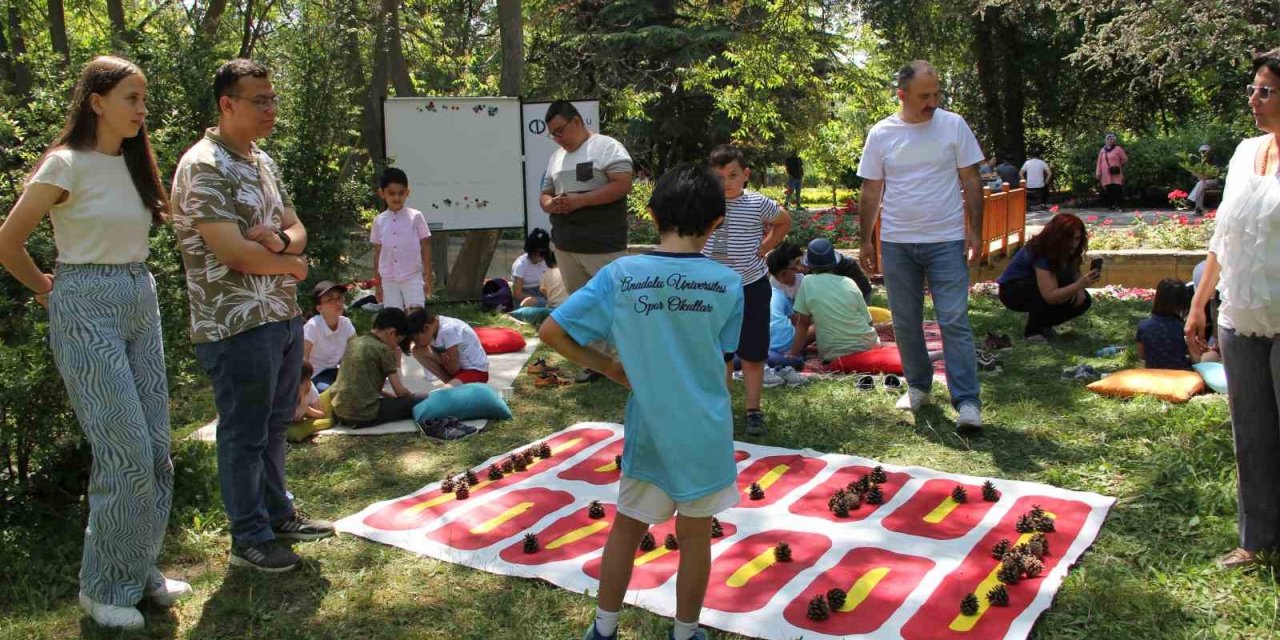 Geleneksel Türk Oyunlarıyla Zaman Geçiriyor