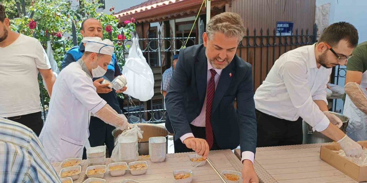 Gölpazarı Belediye Başkanı Hayri Suer Vatandaşlara Aşure Dağıttı