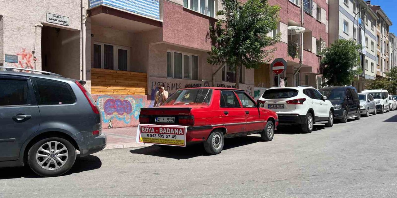 Aracının Arkasına İlginç Reklam