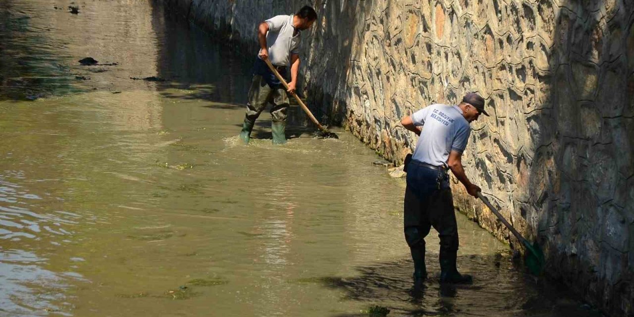 Kanal Temizlenerek Kötü Koku Ve Pis Görünümünden Kurtarılıyor