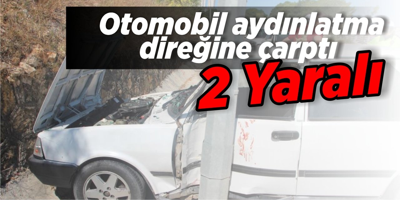 Kontrolden çıkan otomobil aydınlatma direğine çarptı, 2 kişi yaralandı