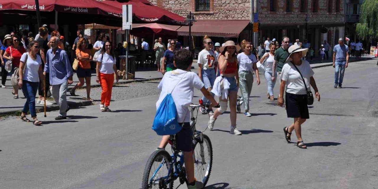 Bunaltıcı Sıcağa Rağmen Gezmeye Devam Eden Turistler Dikkat Çekti