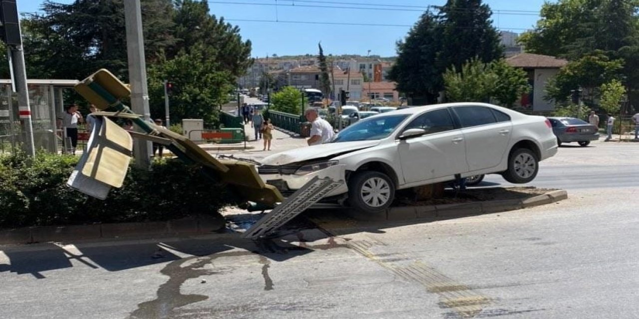 Çocuğa Çarpmamak İçin Manevra Yaptı, Trafik Levhasına Çarptı