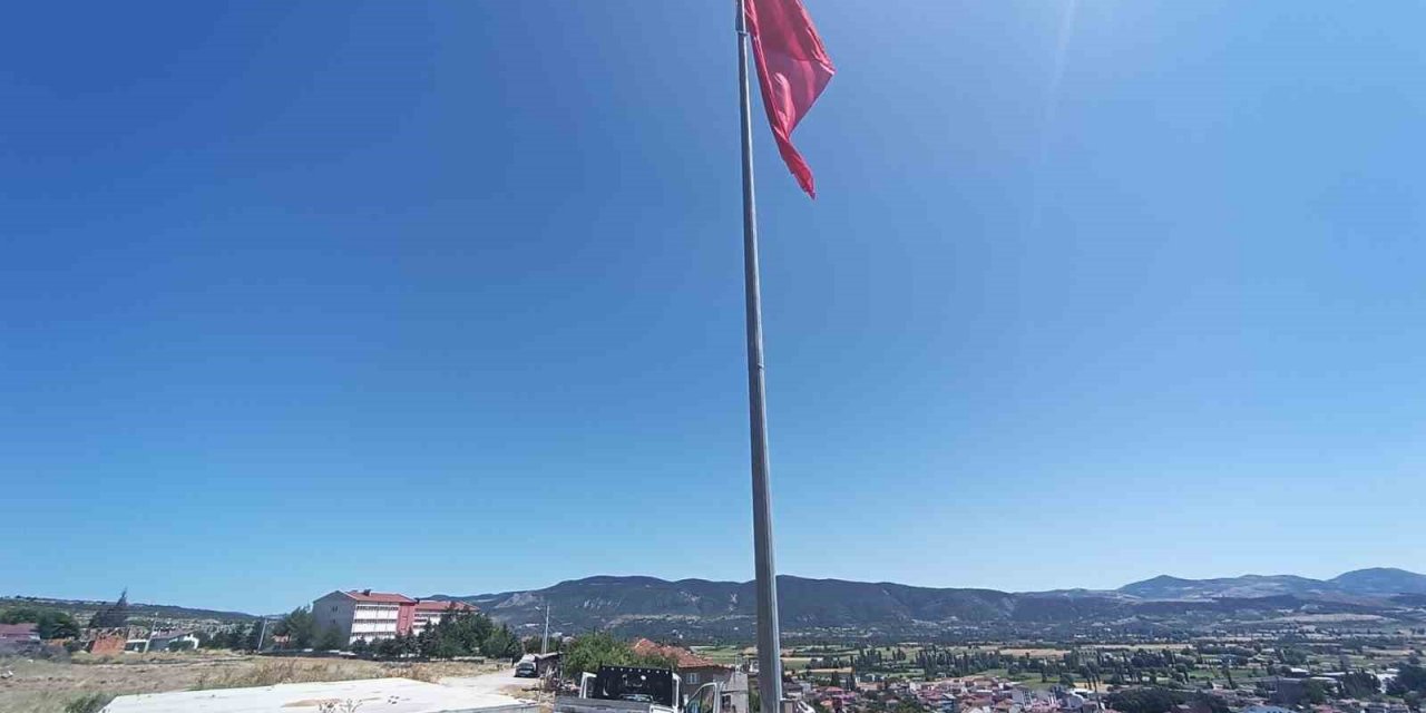 30 Metre Yükseklikte Dalgalanan Türk Bayrağı Yenilendi