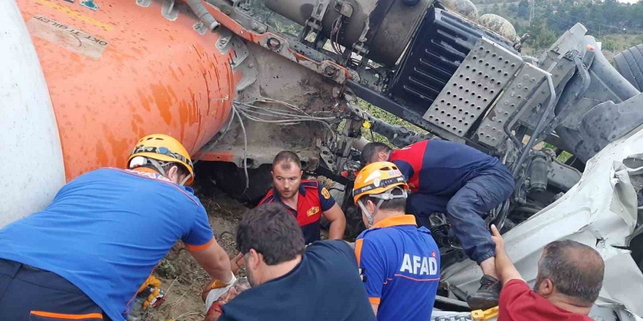 Bilecik’te Hammadde Yüklü Kamyon Devrildi: 1 Yaralı