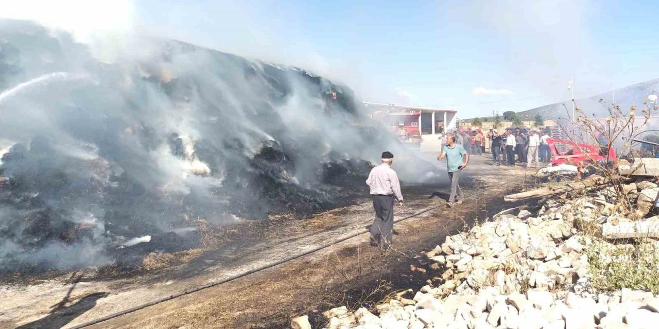 9 Saatte Söndürülen Yangında 5 Bin Balya Saman Kül Oldu