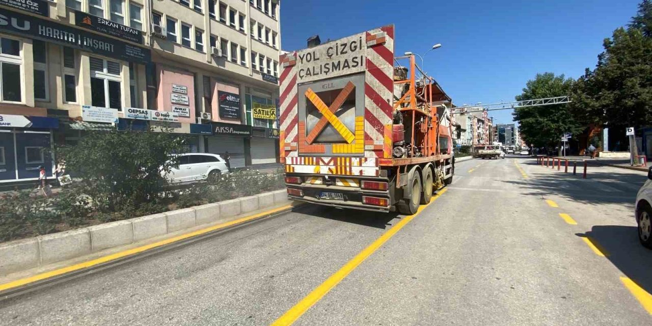 Bozüyük’te Yol Çizgileri Sarı Renge Boyanarak Yenilendi