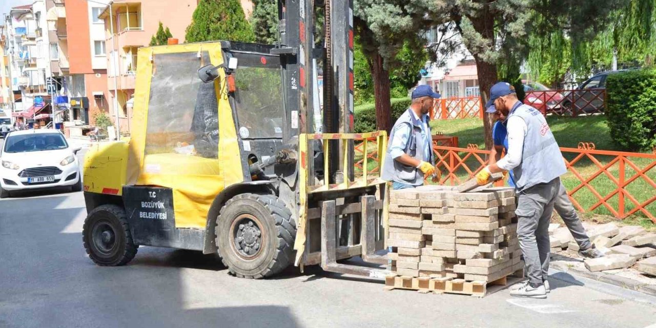 Cami Caddesi’nde Kaldırım Revize Çalışması Yapıldı