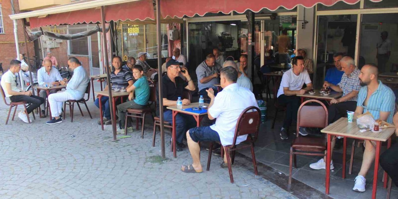 Kıraathane Sohbetleri Kültürü Hâlâ Yaşatılıyor