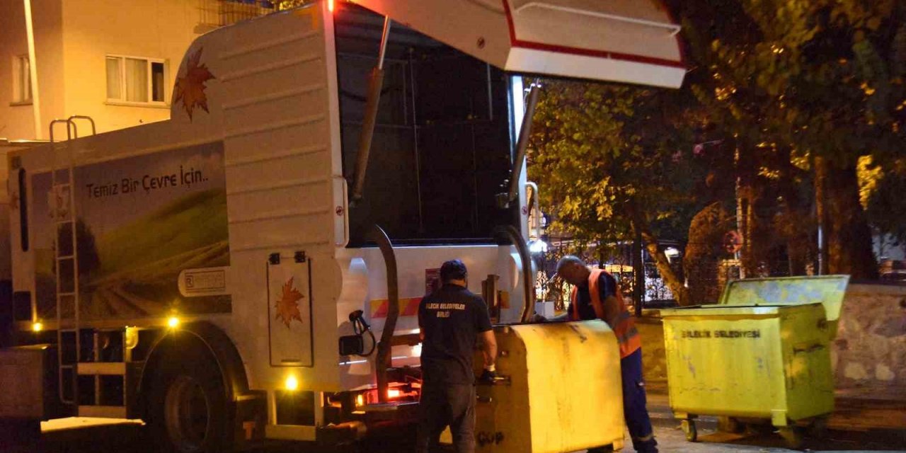 Cadde ve sokaklar yıkandı, çöp konteynerleri dezenfekte edildi