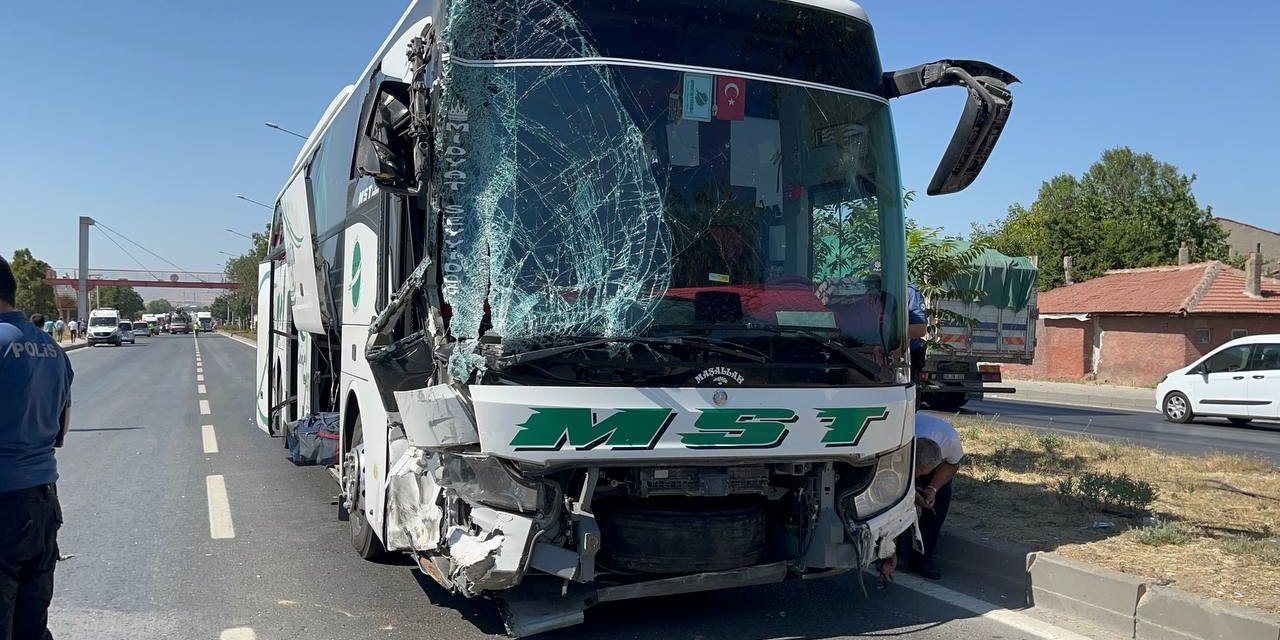 Beton Mikseri Önce Yolcu Otobüsüne, Sonra Ambulansa Çarptı: 14 Yaralı