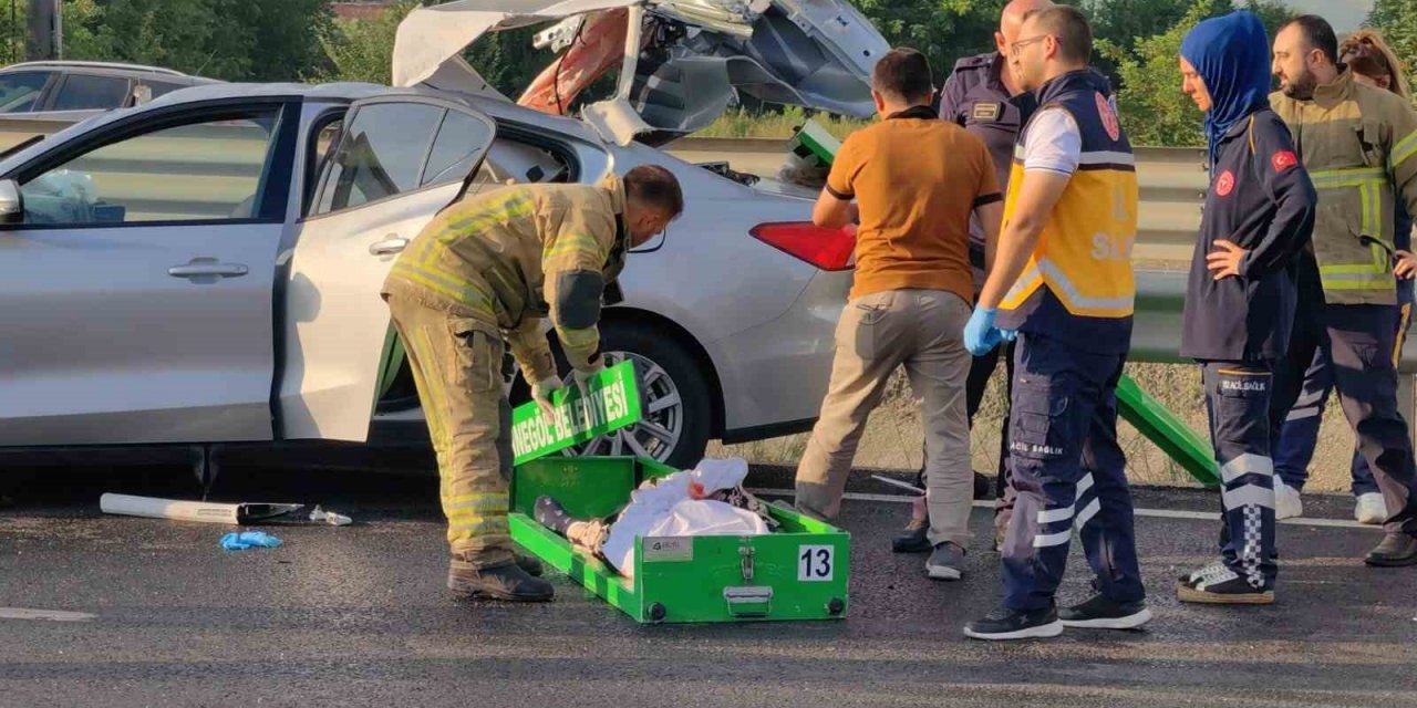 Otomobil Sürücüsü Tıra Çarptı: 1 Kişi Öldü, 3 Kişi Yaralandı