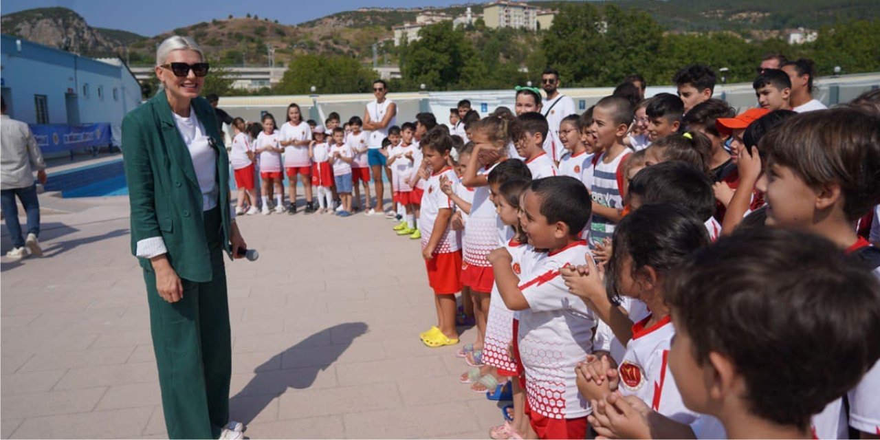 Yaz spor okullarında eğitim alan çocuklar sertifikalarını aldı