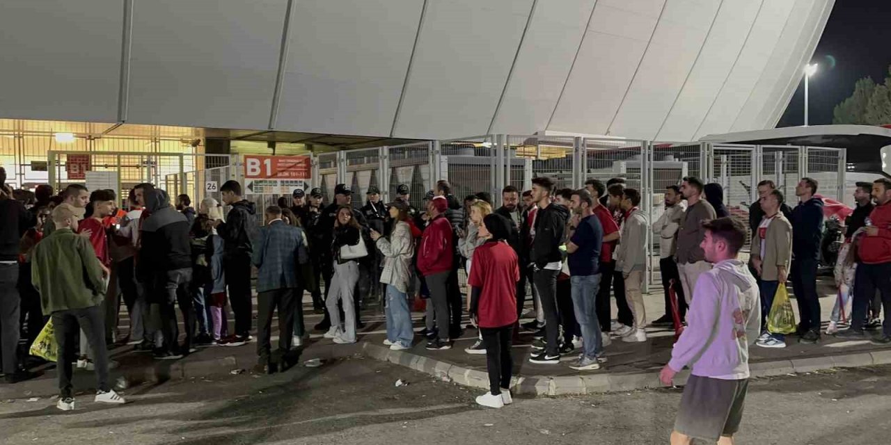 Stadyum Turnikesi Bozuldu, Taraftarlar Maçın İlk Yarısını Kaçırdı