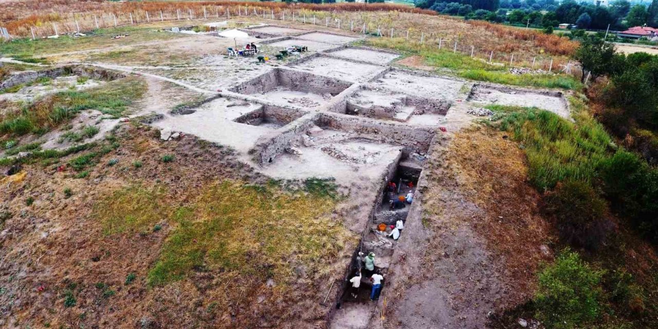 Tavşanlı Höyük Kazılarında 3 Bin 700 Yıllık İnsan Beyni Ve Deri Kalıntıları Çıktı