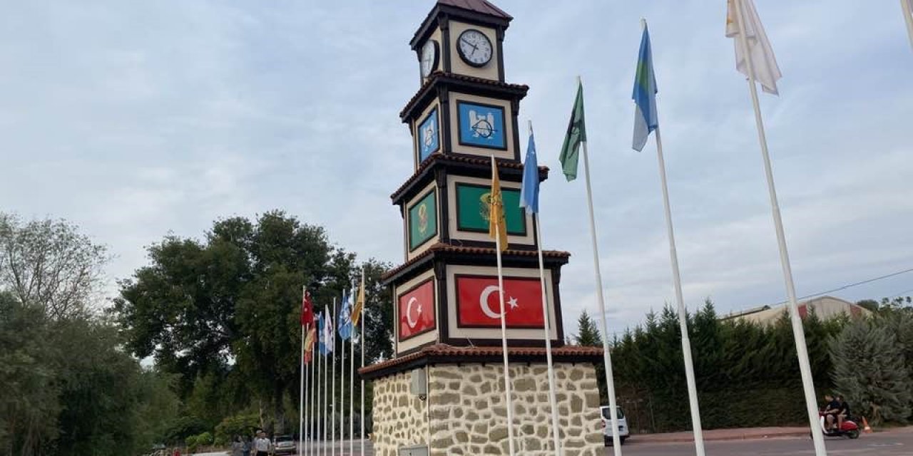 Türk Hakimiyeti Anıtı’nda 1075 Yılından Bu Yana Kesintisiz Ayakta Duran 3 Devletin Bayrakları Yer Alıyor