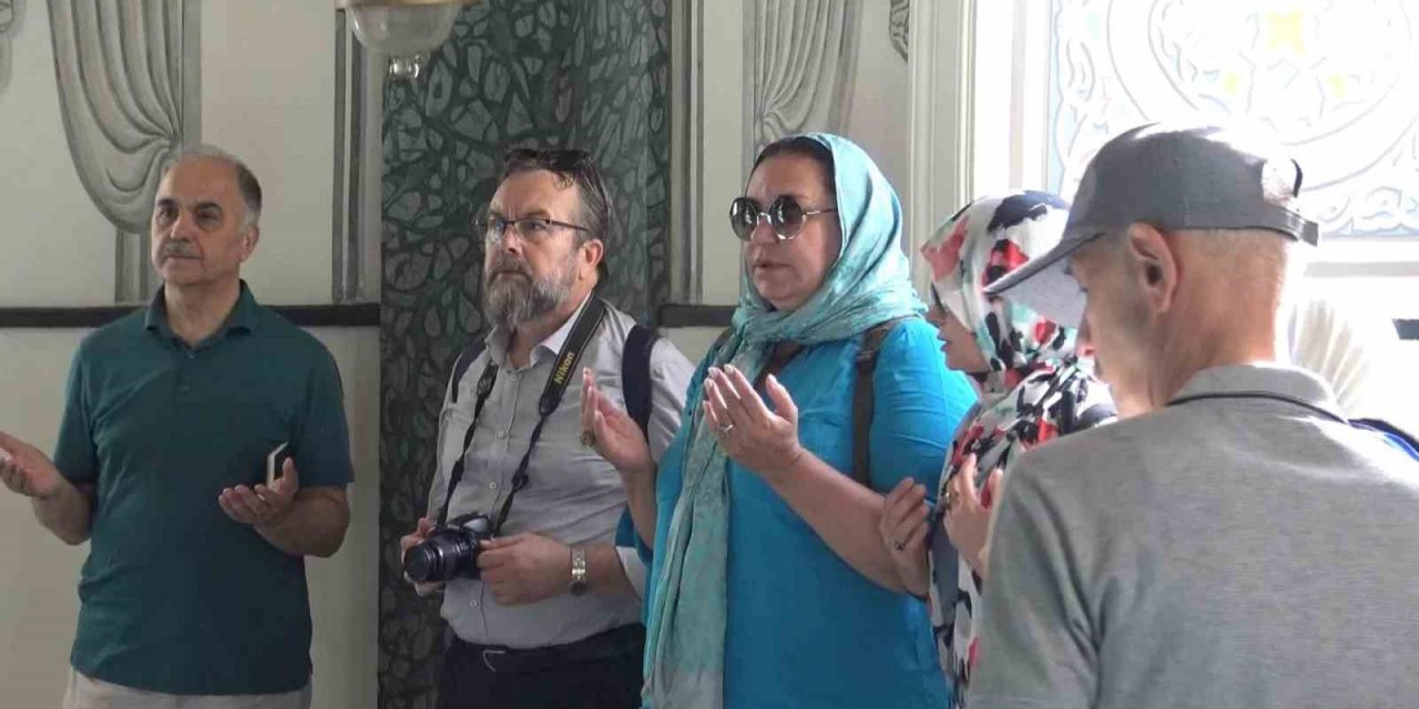Sultan 2. Mahmut Han’ın Torunu Bursa’da Ecdadının Kabri Başında Dua Etti