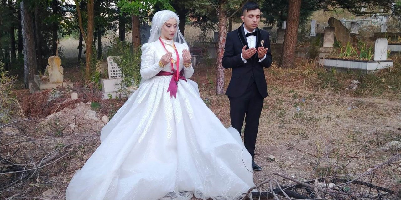 Gelin Ve Damat Önce Mezarlık Ziyaretine