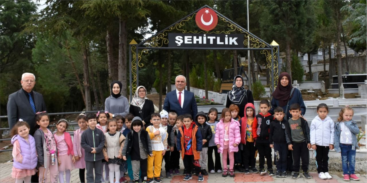 Minik öğrencilerden Şehitlik ziyareti