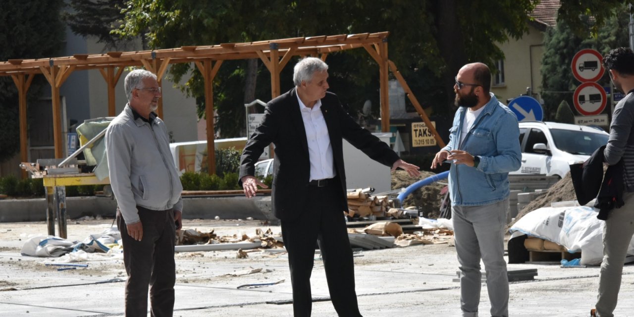 Başkan Bakkalcıoğlu Cumhuriyet Meydanı’nda incelemeler yaptı