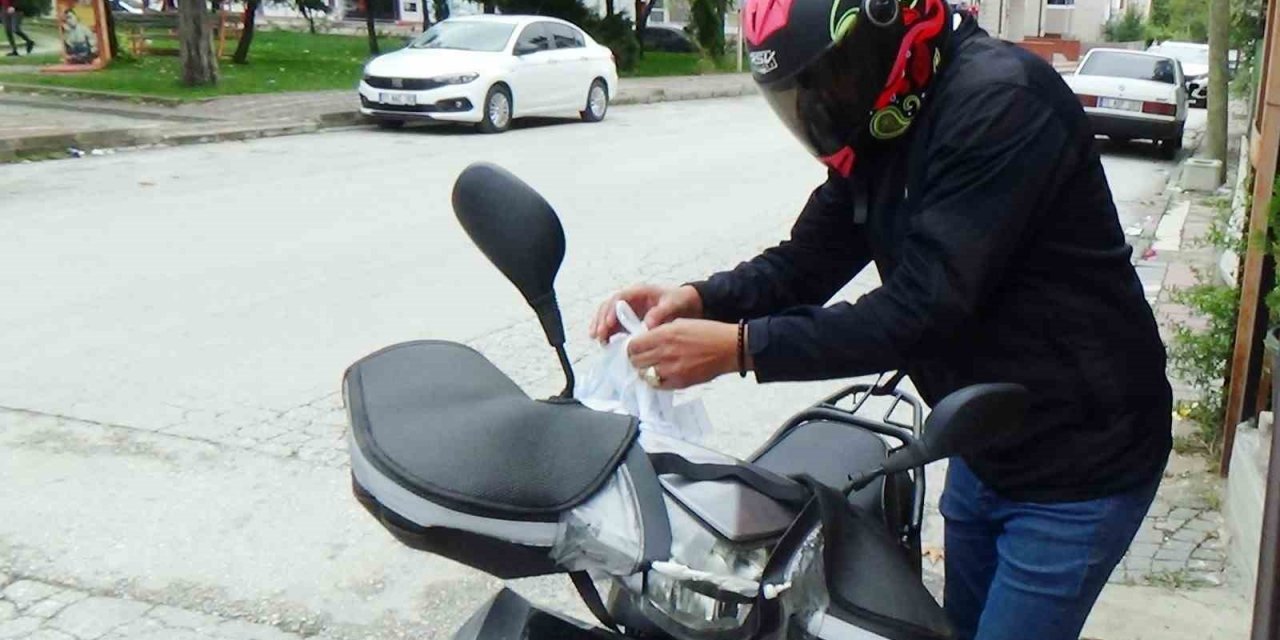 Yağışlı ve soğuk havalarda dışarı çıkamayan vatandaşlar paket servisine yöneliyor