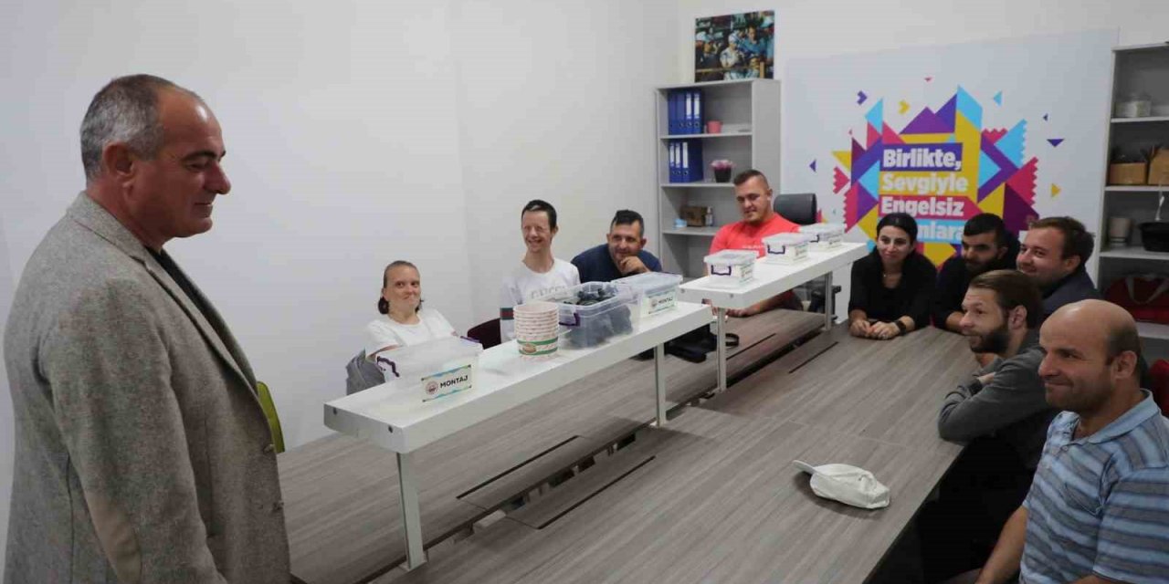 Hem Sosyalleştiriyor Hem De İş Hayatına Adapte Ediyor
