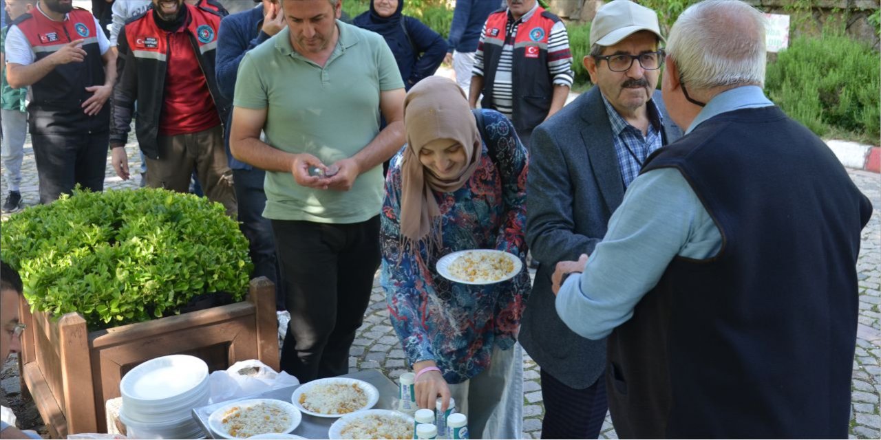 Hayır yapmak için Gemlik’ten Bilecik’e geldiler