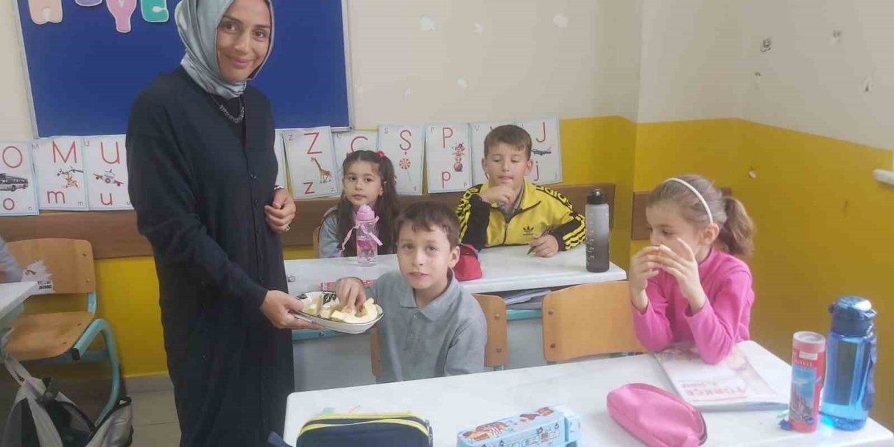 Bahçeden Toplanan Meyveler Okul Öğrencilerine Dağıtıldı