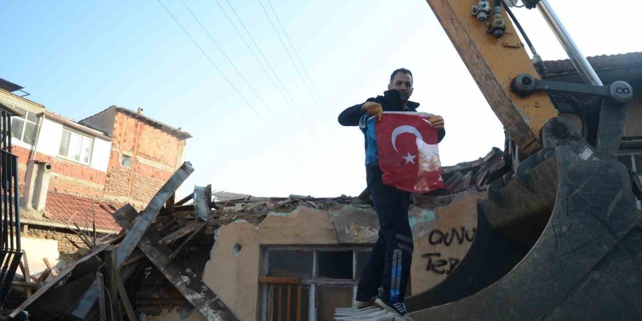 Yıkımdaki Bayrak Hassasiyeti Duygulandırdı
