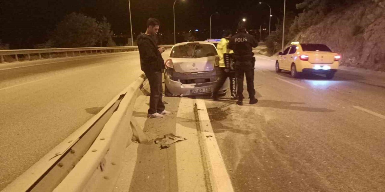 Kontrolden Çıkan Otomobil Bariyerlere Çarptı