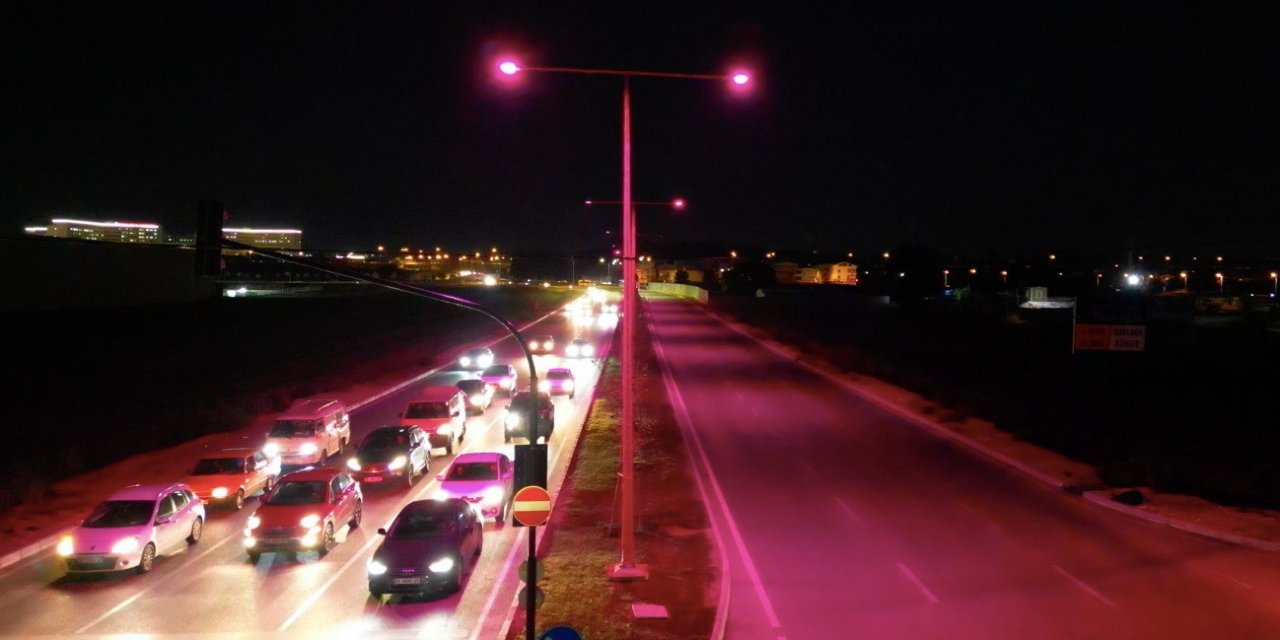 Sokak Lambaları Pembe Yandı