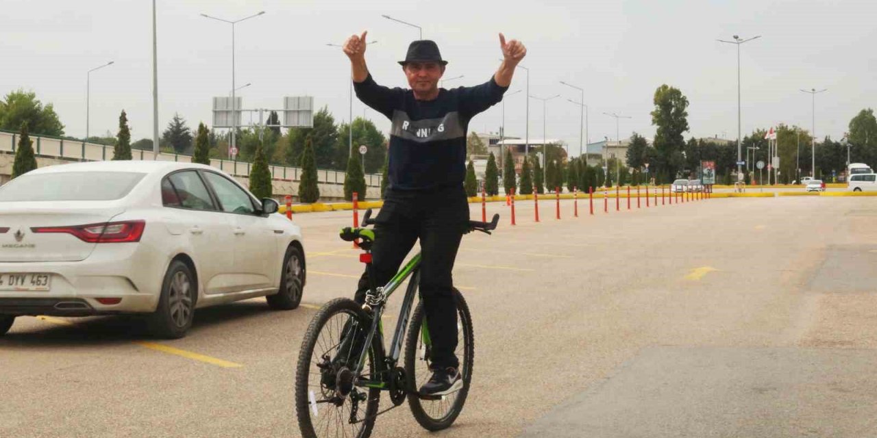 Bisiklete ters binen adam konuştu: “Nasrettin Hoca’dan ilham aldım”