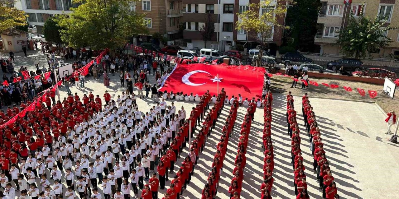 600 Öğrenciden ‘cumhuriyet Yürüyüşü’ Ve Senkronize Gösteri