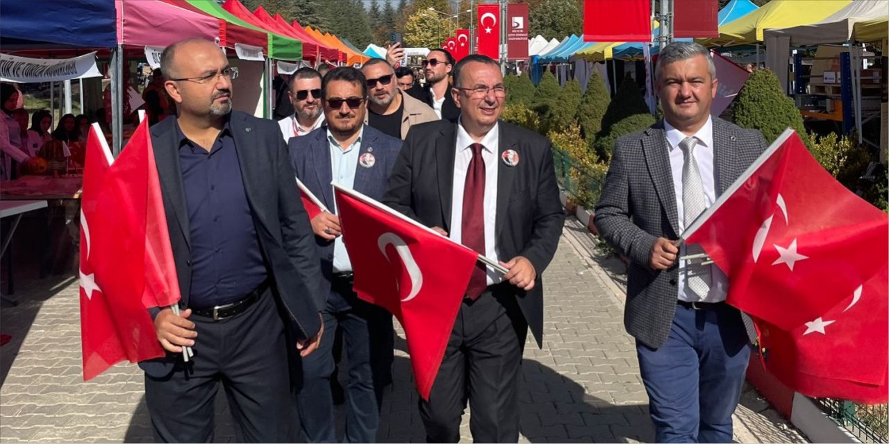 100'üncü yılda 100 bayrak dağıttılar