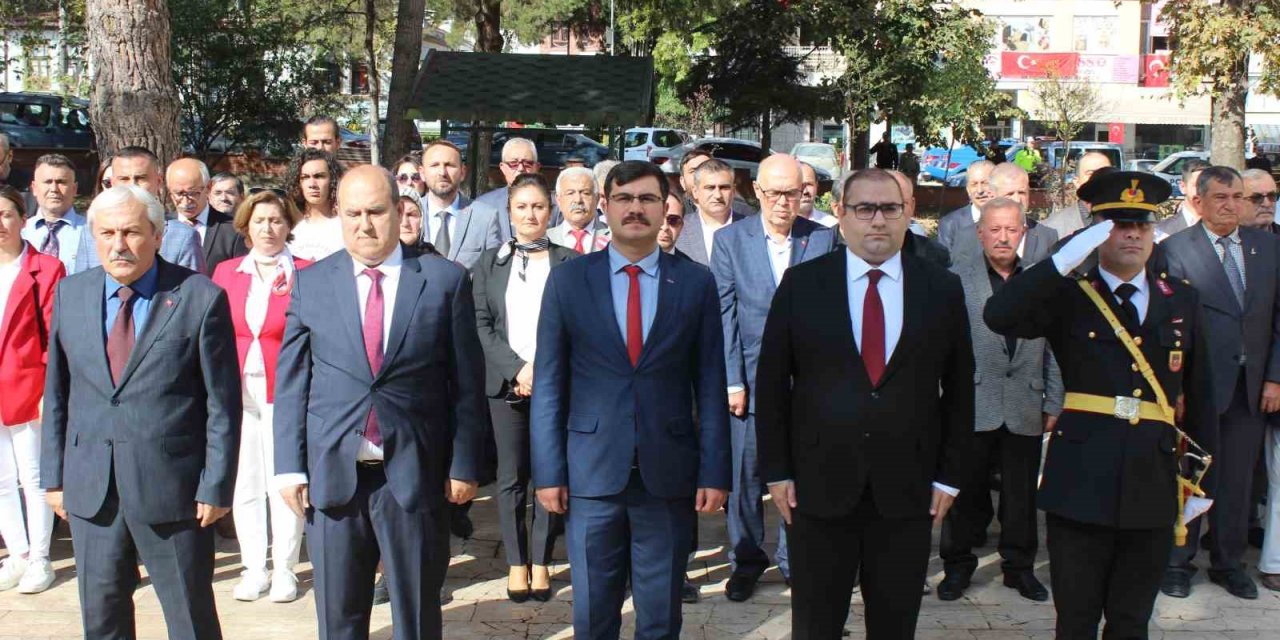 Osmaneli ’de Cumhuriyet Coşkusu Çelenk Sunumu İle Başladı