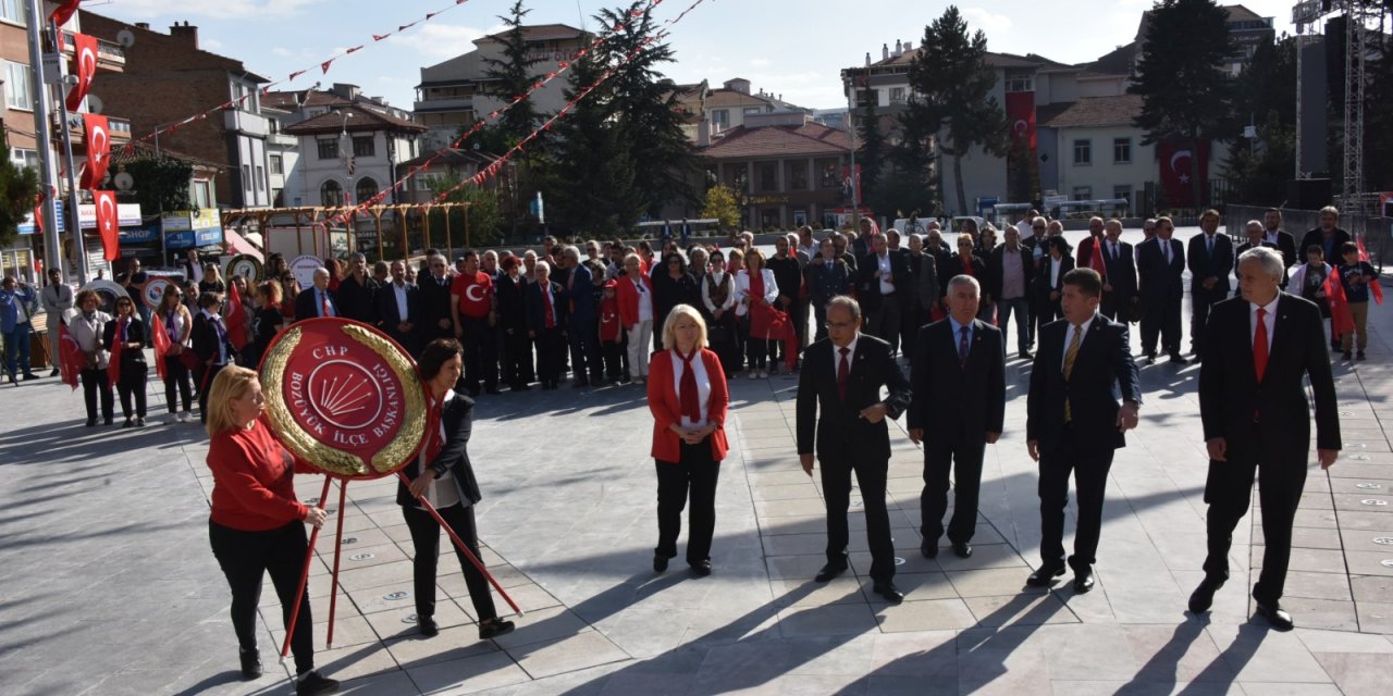 BOZÜYÜK’TE  ALTERNATİF ÇELENK SUNMA PROGRAMI