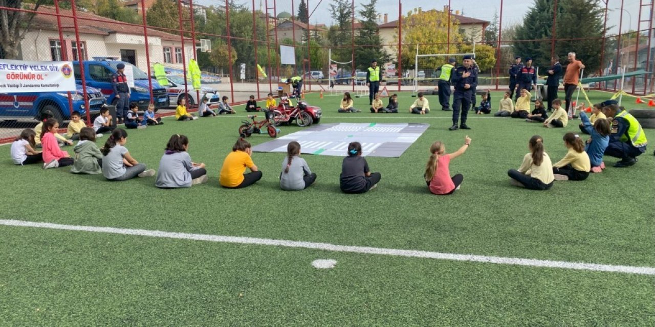Öğrencilere ’genel Trafik Kuralları’ Ve ’yayaların Uyacakları Trafik Kuralları’ Eğitimi