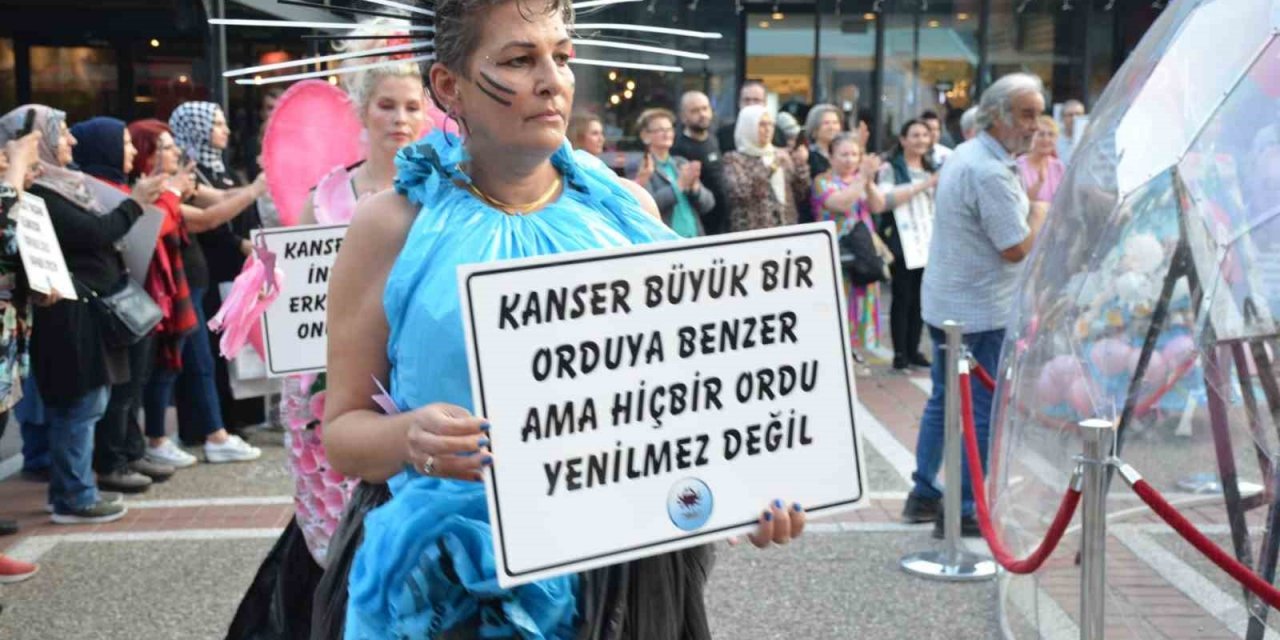 Meme Kanserine Dikkat Çekmek İçin ’kanserojen’ Kostümlü Defile