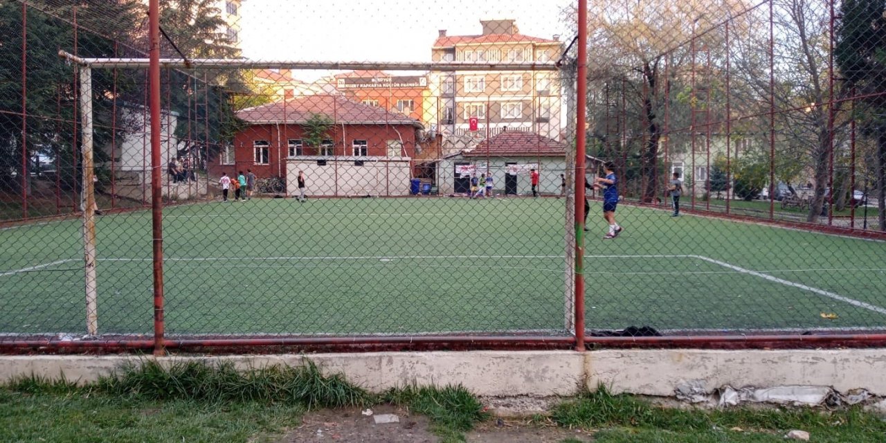 Sentetik Sahada Kopan Tel Örgüleri Tamir Edildi