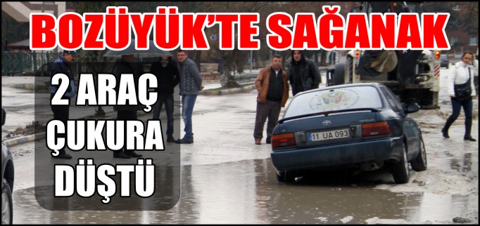 2 ARAÇ ÇUKURA DÜŞTÜ